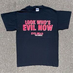 Evil Dead The Musical Vtg Look Who’s Evil Now Gildan T-Shirt Men’s (M)